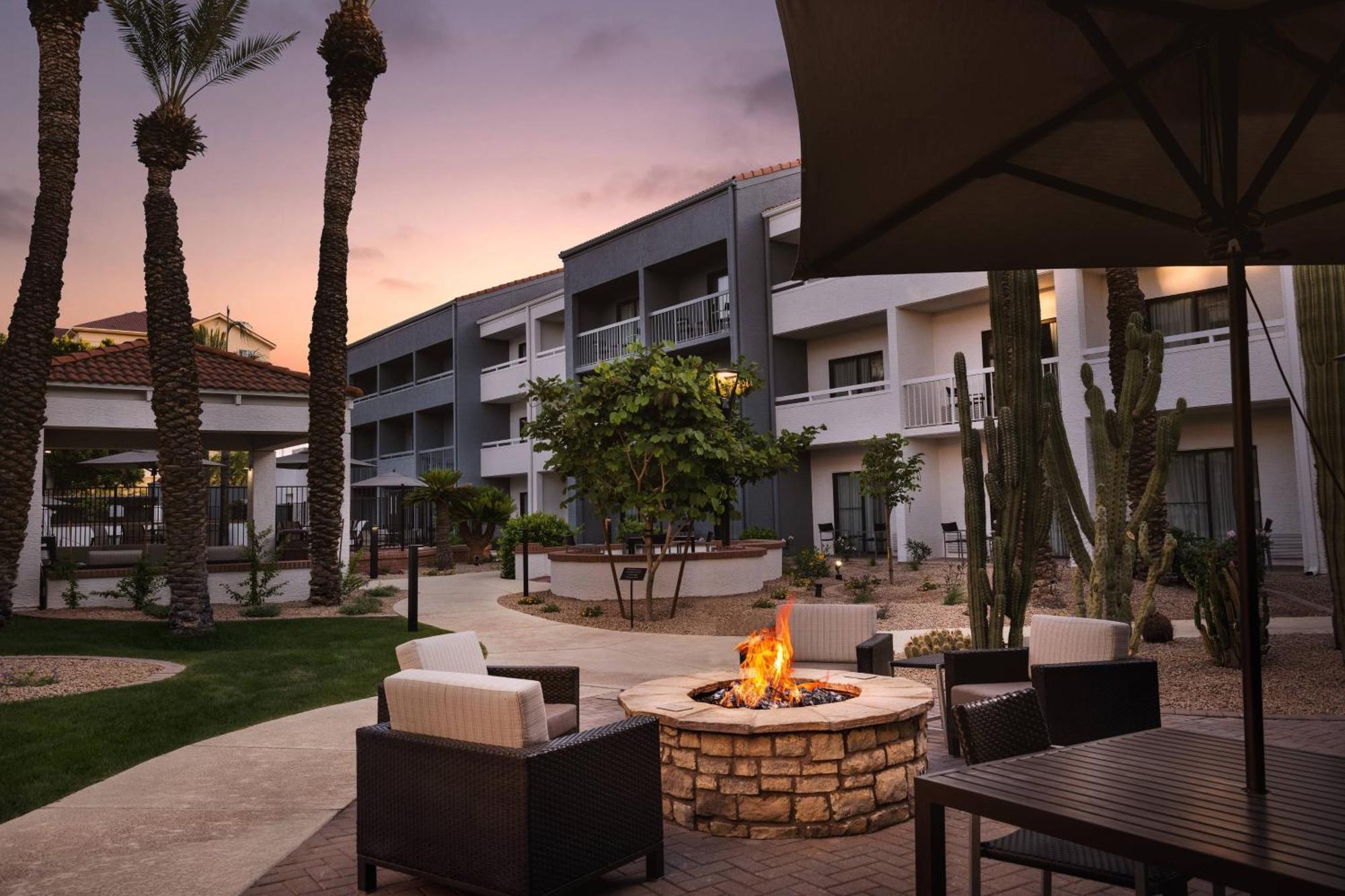 Courtyard By Marriott Phoenix Mesa Bagian luar foto